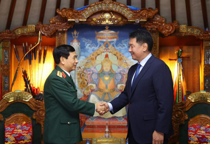Монгол Улсын Ерөнхийлөгч У.Хүрэлсүх БНСВУ-ын Батлан хамгаалахын сайд Фам Ван Зиангийг хүлээн авч уулзлаа