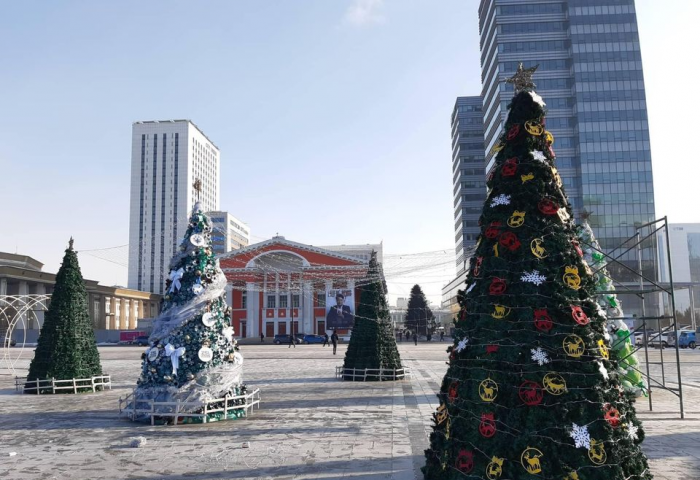 Хог хаягдлыг дахин боловсруулж, чимэглэсэн сүлд моднуудыг Төв талбайд сүндэрлүүллээ