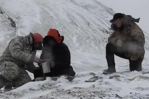 Баян-Өлгий аймгийн байгаль хамгаалагчид нэн ховор, ховор амьтдын амьдрах нутагт автомат камер суурилуулжээ