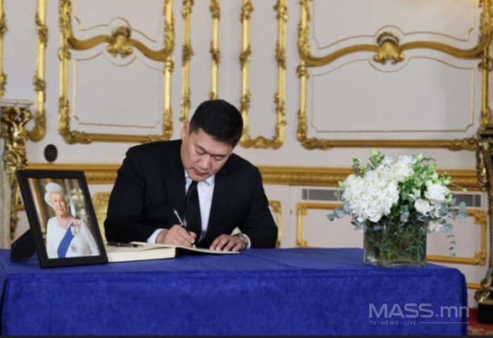 Хатан хаан II Элизабетийн шарилд хүндэтгэл үзүүлж, Монгол Улсын нэрийн өмнөөс эмгэнэл илэрхийллээ