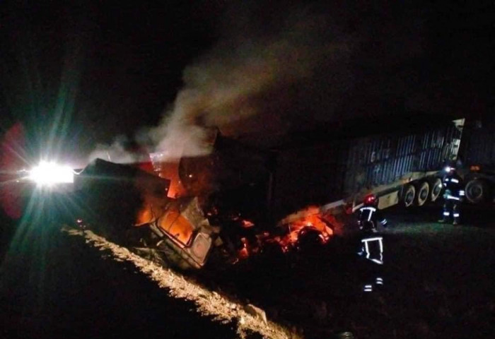 Урд шөнө Өмнөговь аймгийн Цогтцөций суманд нүүрс тээврийн автомашинууд мөргөлдөн, шатаж, хоёр иргэн нас барсан харамсалтай хэрэг гарлаа