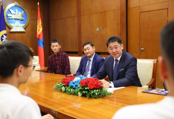 Монгол Улсын Ерөнхийлөгч Ухнаагийн Хүрэлсүх “Инновацын эзэд” уралдаант нэвтрүүлгийн шилдэг оролцогчдыг хүлээн авч уулзаж, баяр хүргэлээ.