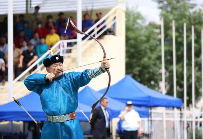 Монгол Улсын Ерөнхийлөгч Ухнаагийн Хүрэлсүх, Улсын Их Хурлын дарга Гомбожавын Занданшатар, Ерөнхий сайд Лувсаннамсрайн Оюун-Эрдэнэ нар өнөөдөр шагайн харвааны асар болон үндэсний сурын талбайд зочиллоо.